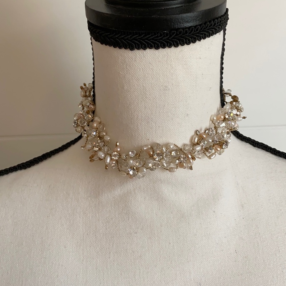 Gorgeous Swarovski & Pearl Necklace with gold design